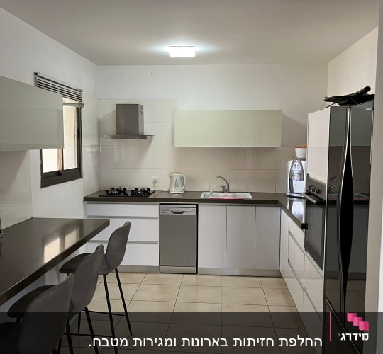 מטבח מודרני עם כיסאות בר, כיור ותנור